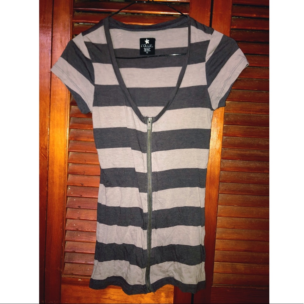BASIC VNECK WITH FRONT ZIPPER